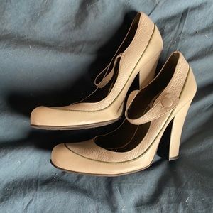vince camuto olive and cream pumps size 8.5/38.5